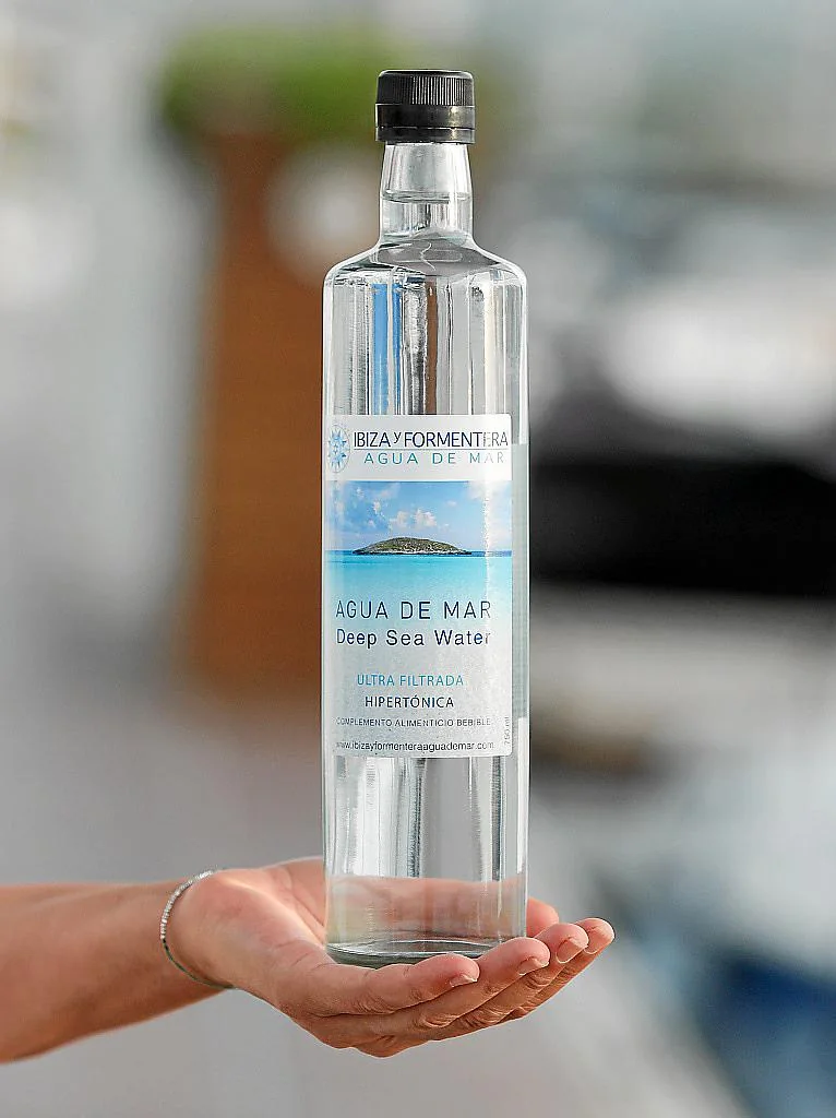 Botella de Deep Sea Water sostenida en una mano
