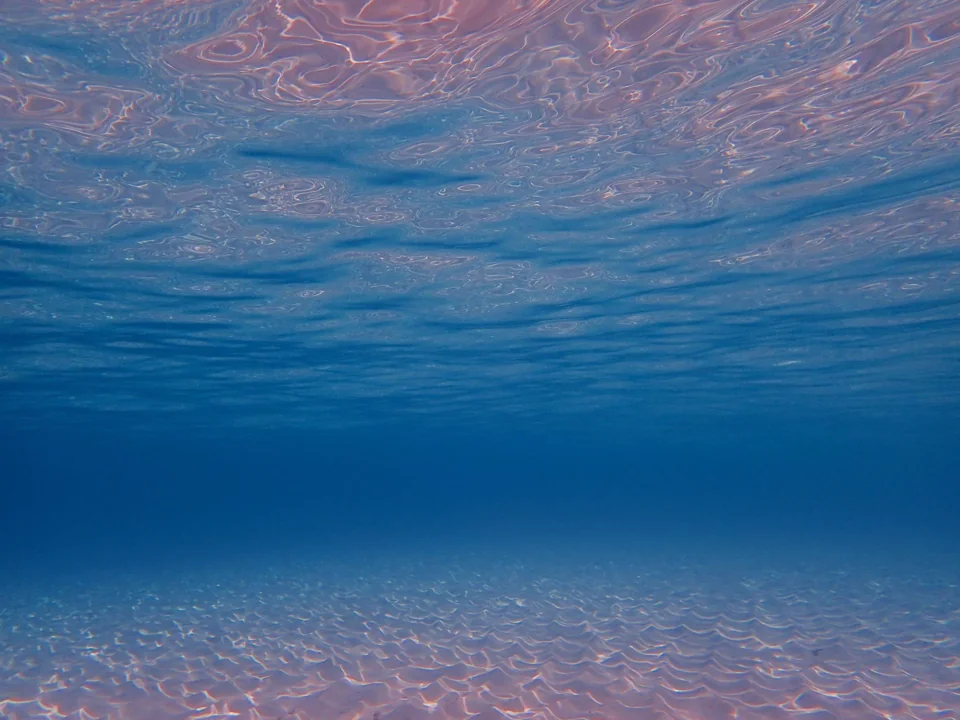 Luz y ondulaciones bajo la superficie del agua