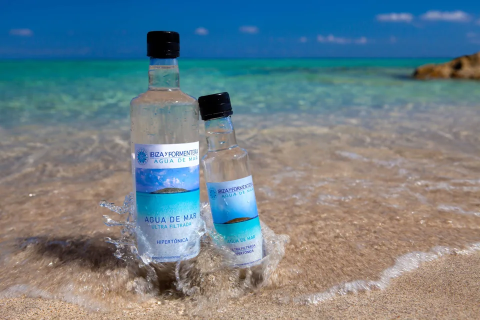 Botellas de Deep Sea Water a la orilla del mar